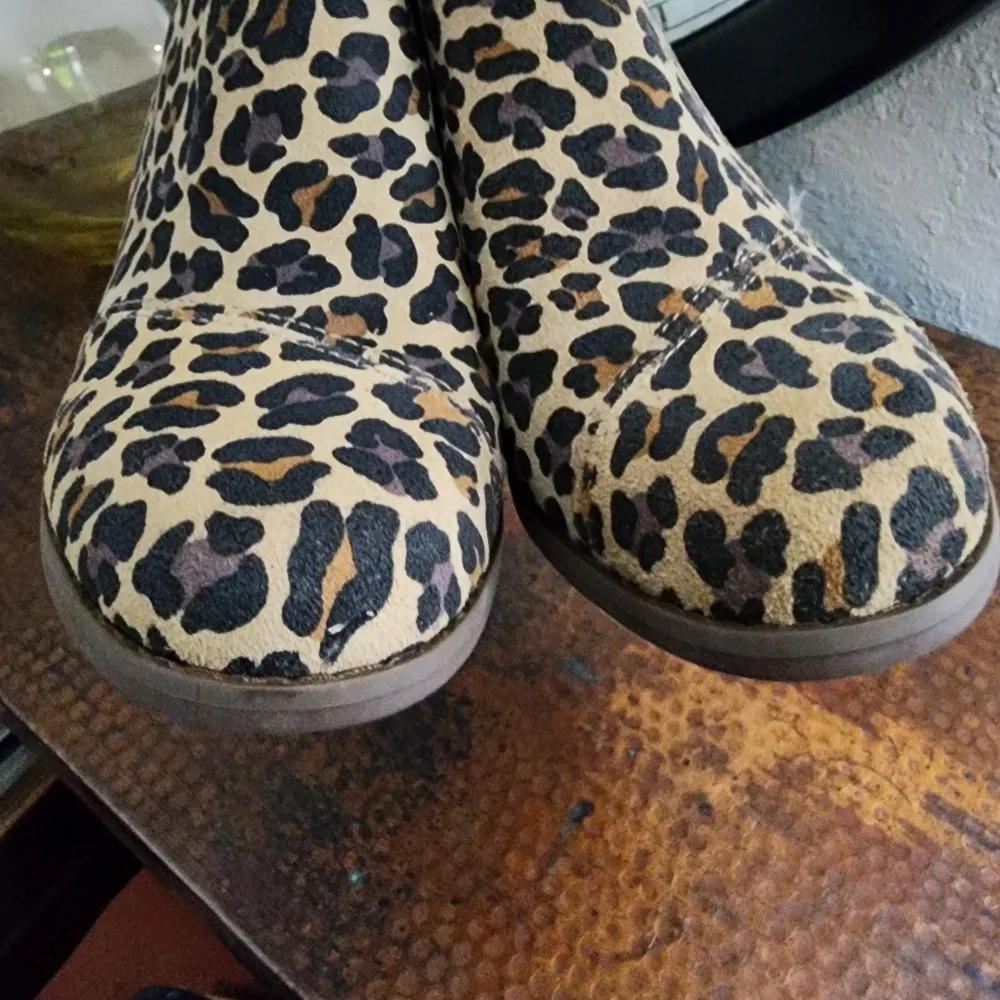 TOMS Sadie Suede Wedge in Leopard